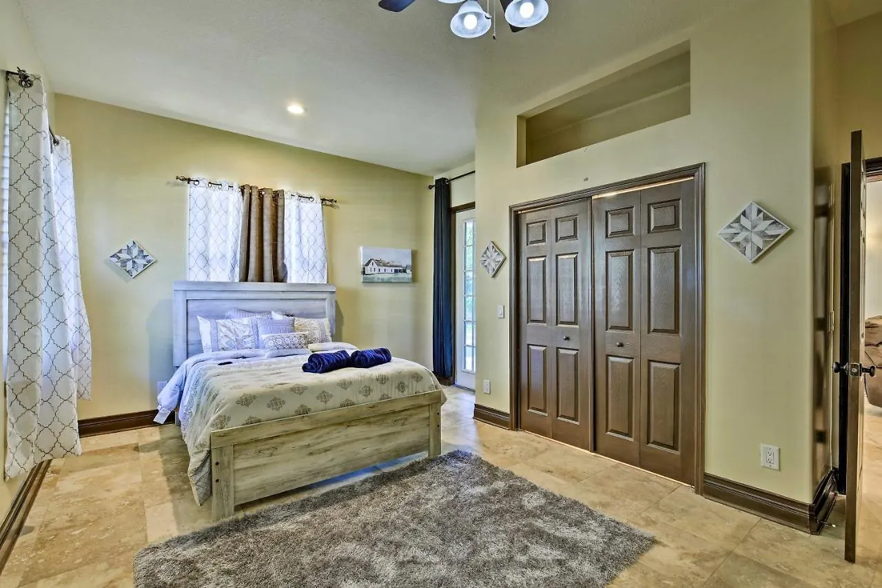 Tampa Oasis With Pool About 7 Mi To Busch Gardens! Villa